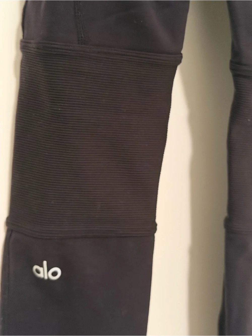 $134 ALO YOGA black Avenue LEGGINGS SIZE XS